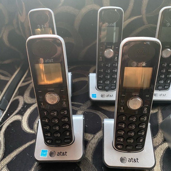 AT&T att home phone set with extra replacement batteries - Picture 2 of 3